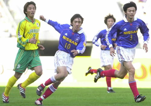 俊輔 × 松田」ユニで共演。奇跡の一枚。中村俊輔 2010ユニ松田直樹