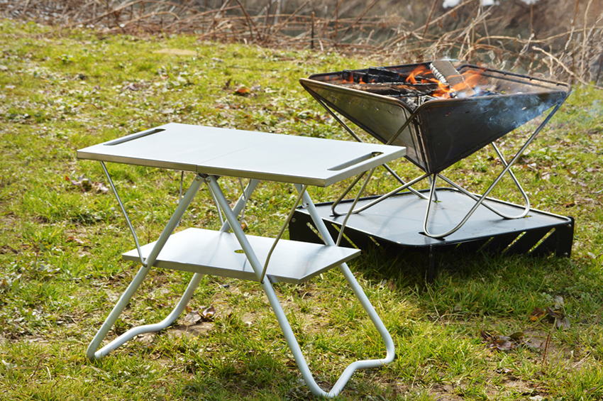 焚火の時間に欠かせない、タフなサイドテーブル。 ｜ THE SNOW PEAK WAY