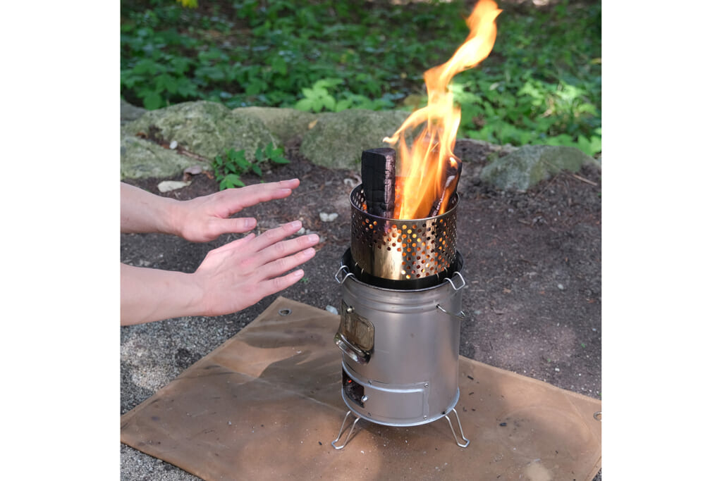 地面への熱ダメージを約40％削減！ フィールドに優しい「缶ストーブ