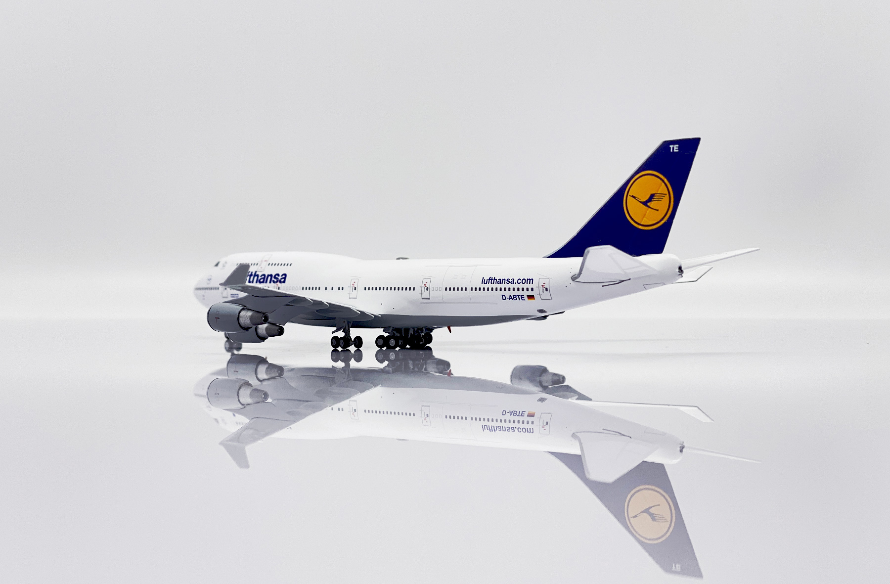 ScaleModelStore.com :: JC Wings 1:400 - XX40104 - Lufthansa Boeing