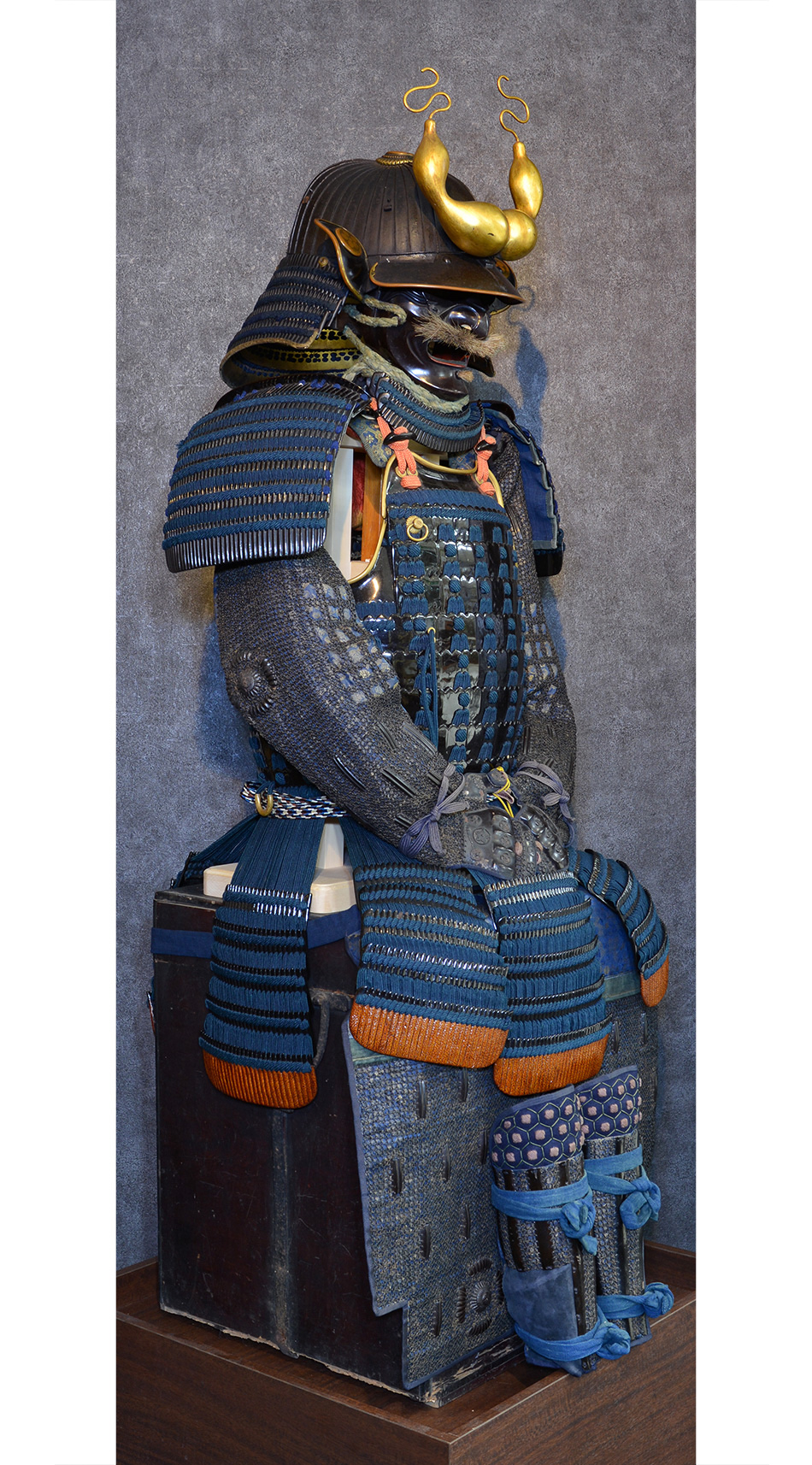 甲冑/鎧 黒漆塗伊予札紺糸素懸威二枚胴具足 日本甲冑武具研究保存会