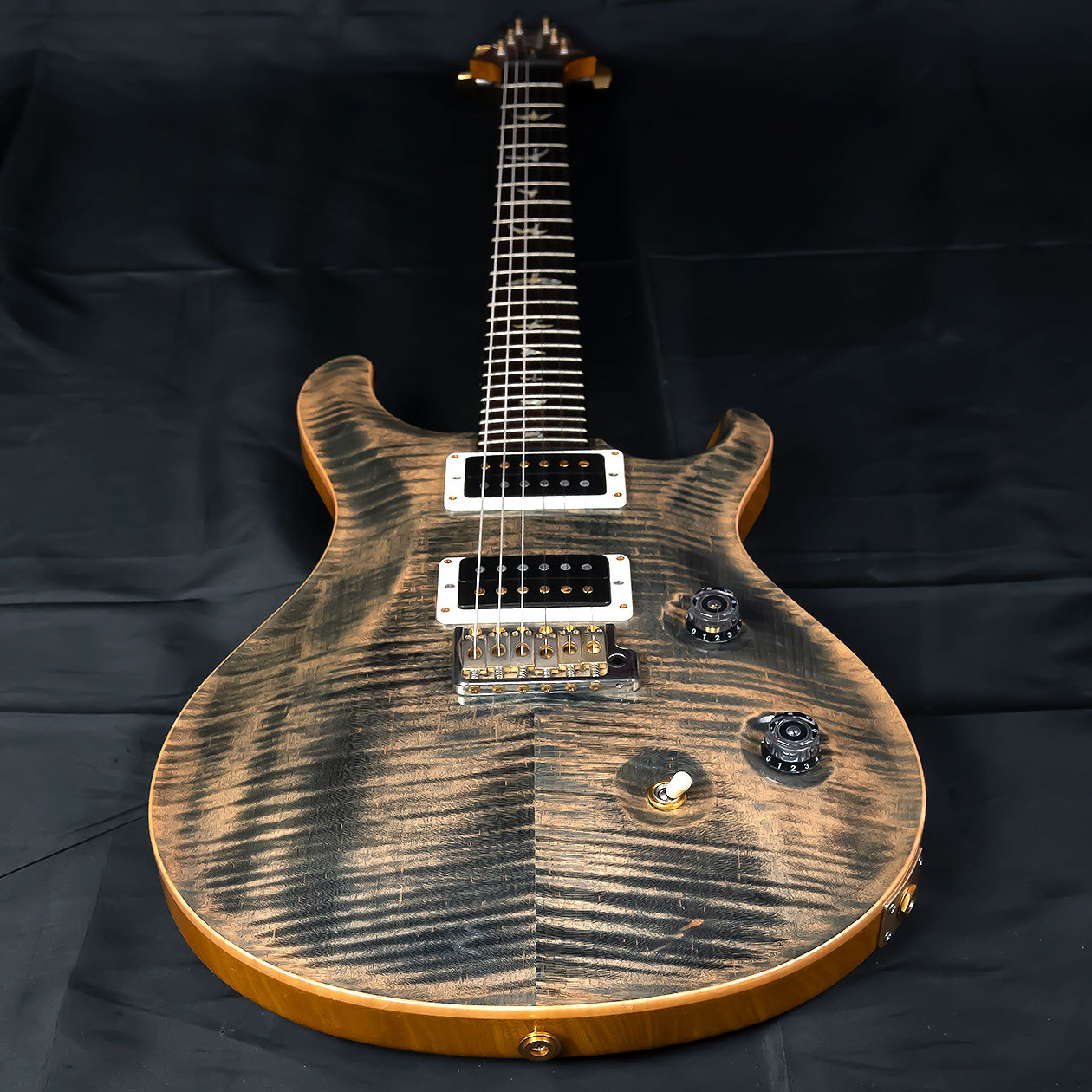 Paul Reed Smithからボディにコリーナ材を使用した2016年のリミテッド