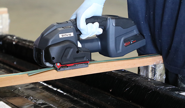 BXT Series Battery Powered Tools for Plastic Strapping | Signode