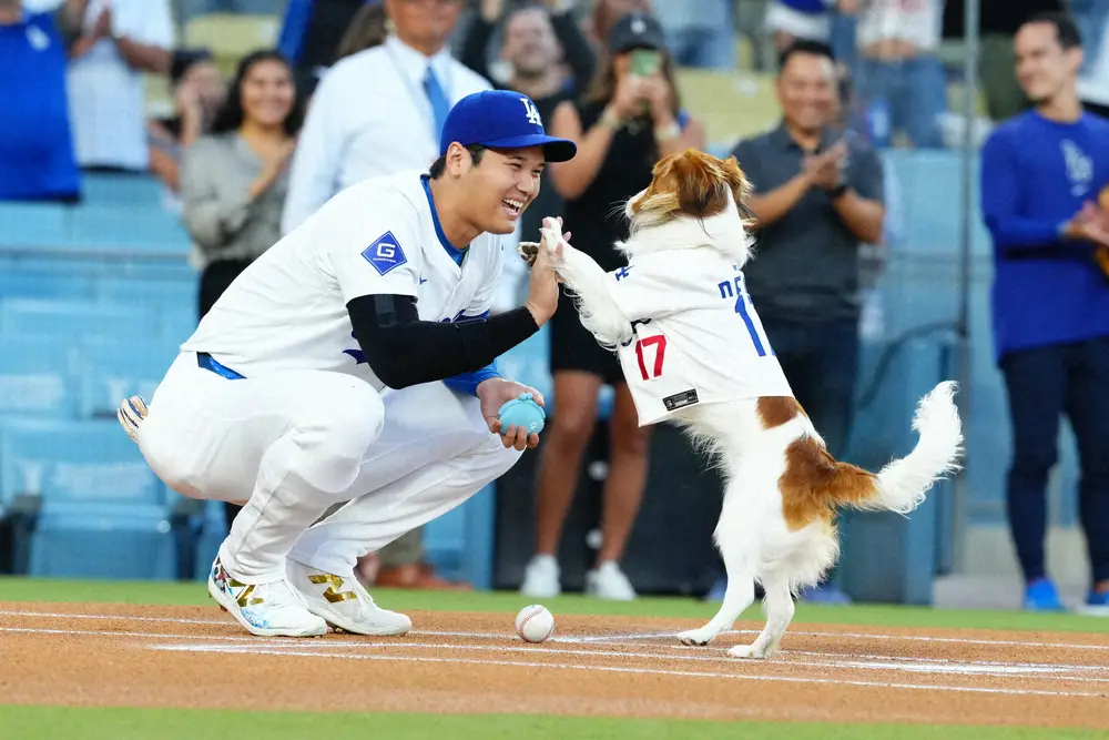 始球式に“登板”したデコピンと笑顔でハイタッチするドジャース・大谷