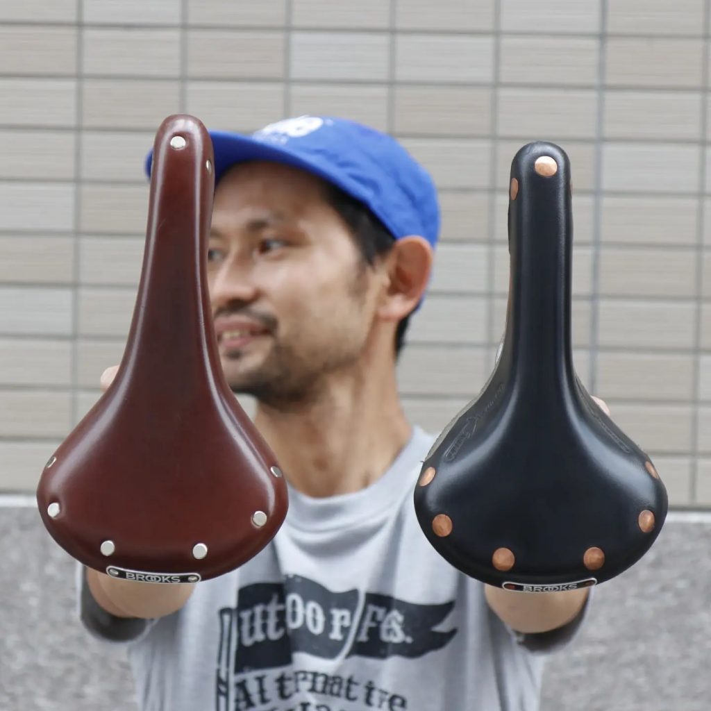 BLOG 速いバイクにもつけたくなる革サドル【Brooks / ブルックス