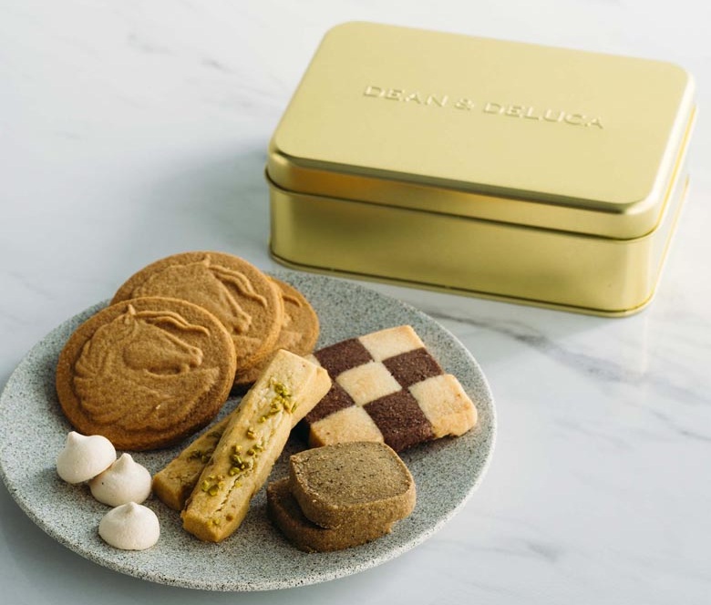 DEAN & DELUCA「福袋2026」受付開始、赤い限定トートにクッキー缶