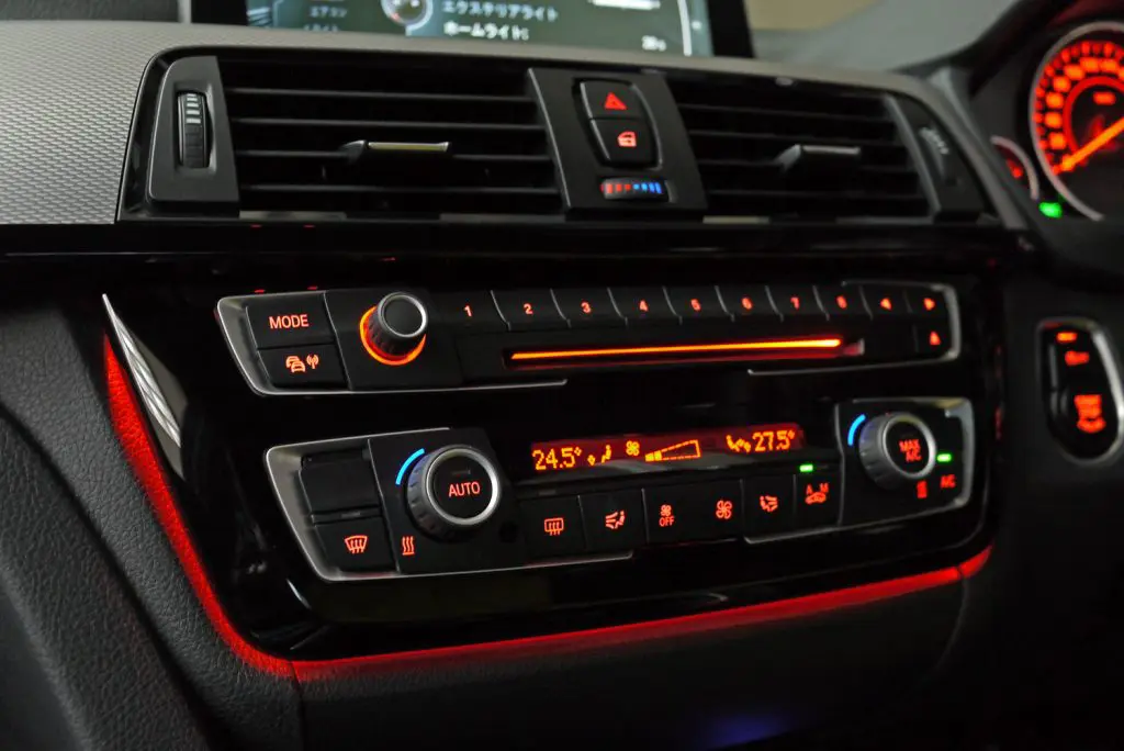 BMW F30 328i へ 後期型エアコンパネルに入替えでアンビエントライトも