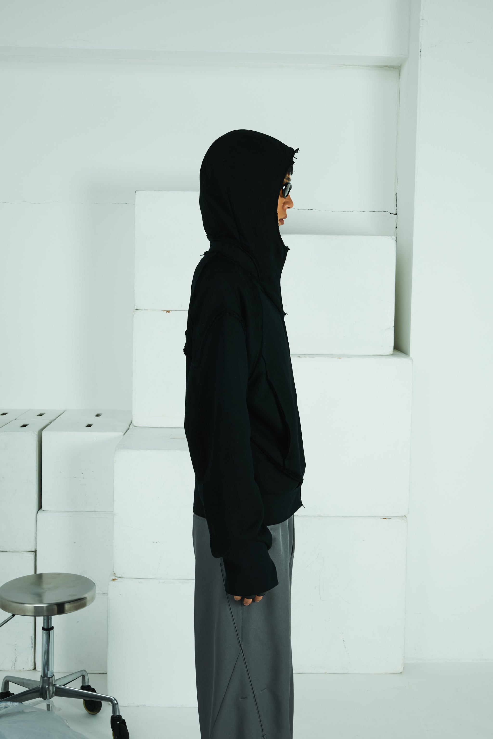 STRONG 005 BROKEN HOODIE (BLACK)