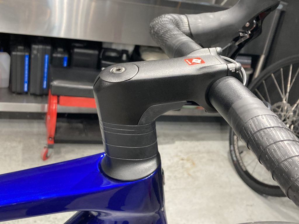 CyclingTips】ケーブル内装型のTREK RCS Pro Blendrステムで愛車の