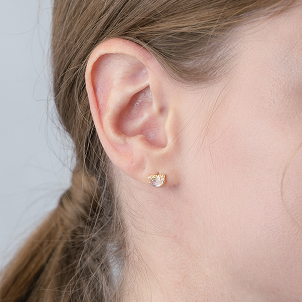 HALF MOON PIERCED EARRINGS(2ZP1663)K18 ピアス｜スタージュエリー