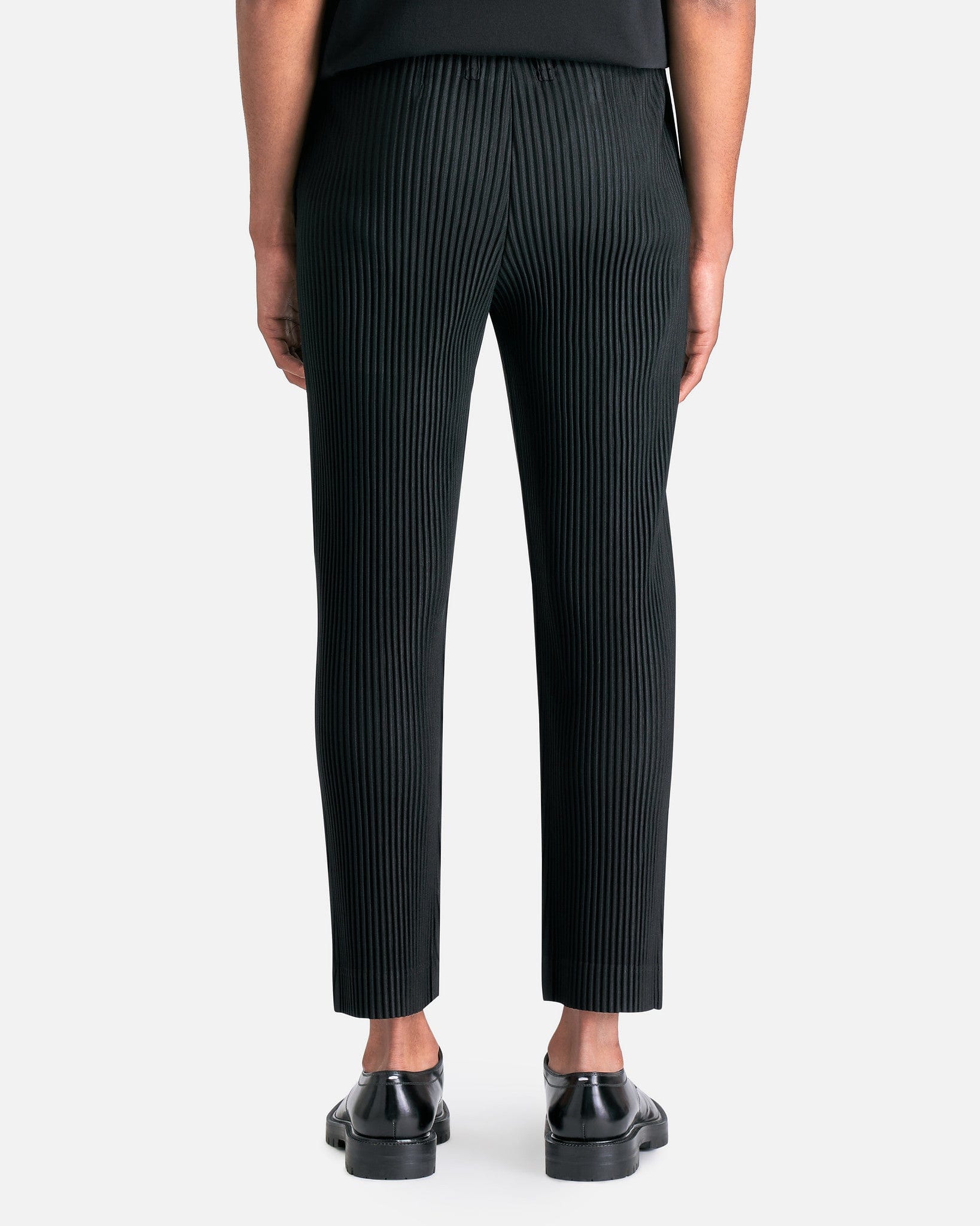 Basics Pleated Trousers in Black – SVRN