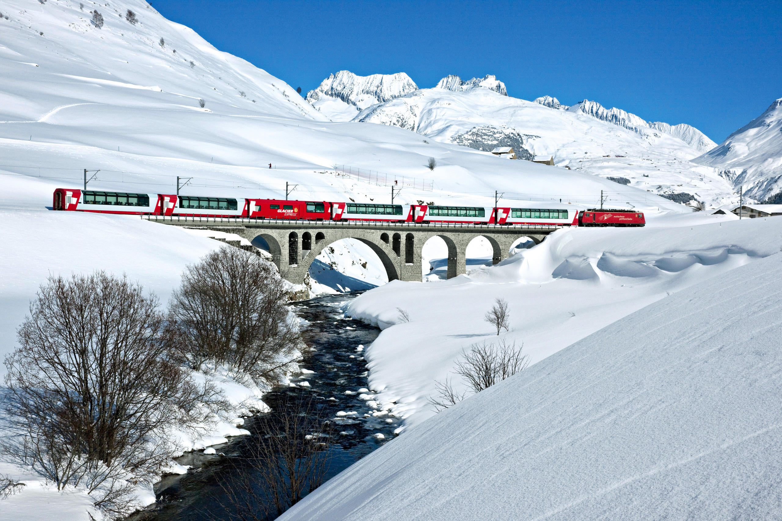 世界一遅い特急列車「スイス氷河特急」でパノラマ車窓の旅をじっくり