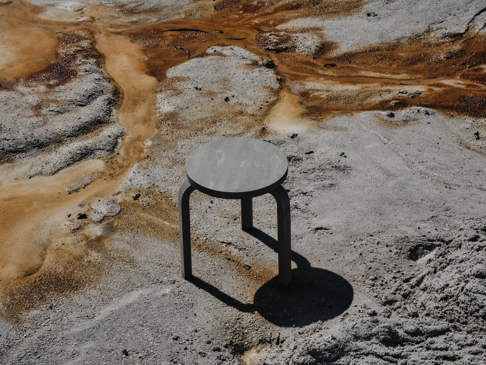 土に埋めたアルテックの「スツール60」、90周年を祝う日本限定モデル