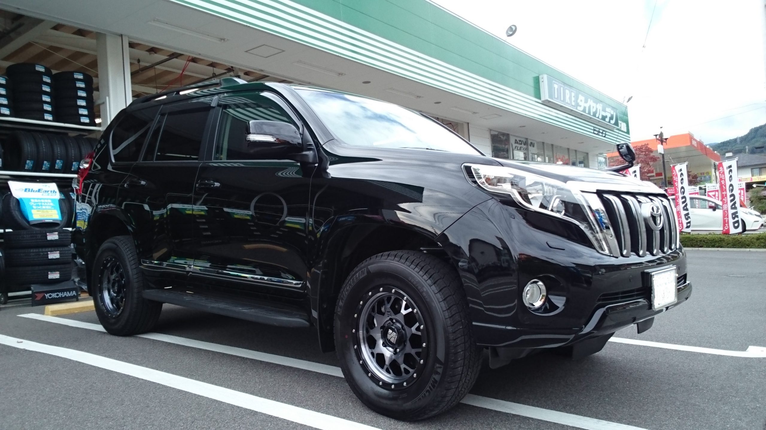 TOYOTA ランドクルーザー プラド | タイヤはピットイン