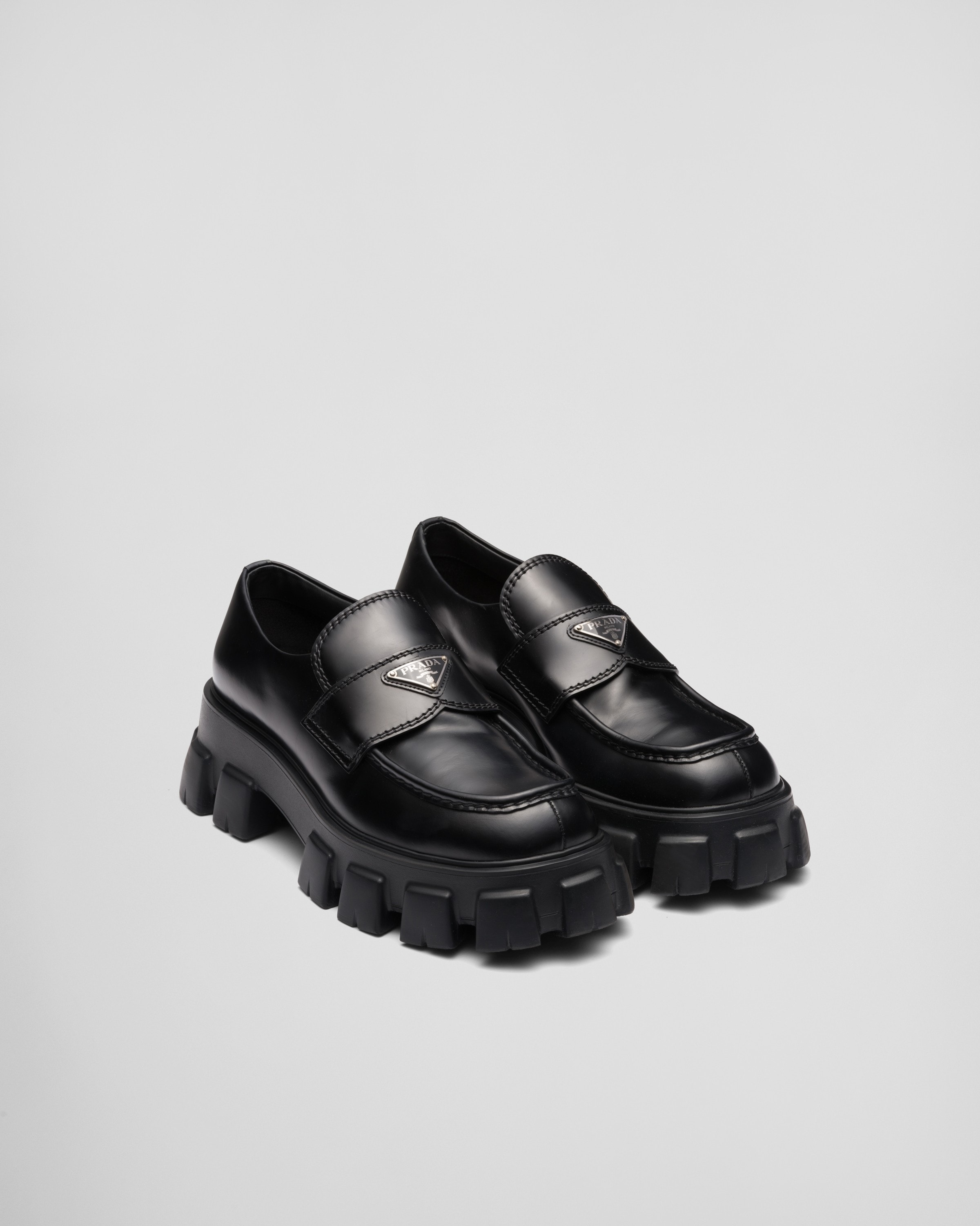 ブラック プラダ モノリス ブラッシュドレザー ローファー | PRADA