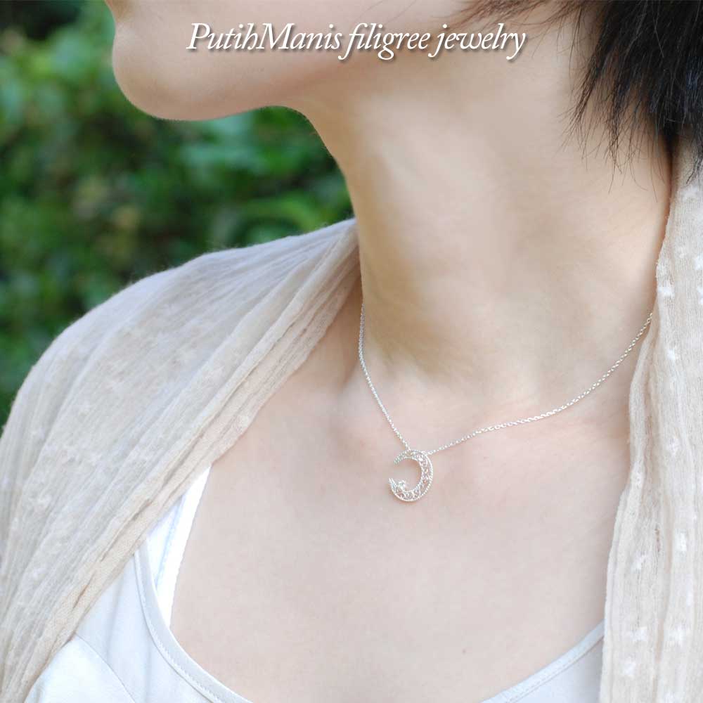 ムーンスター・銀線細工で作ったアイアンワークが美しい三日月と星の