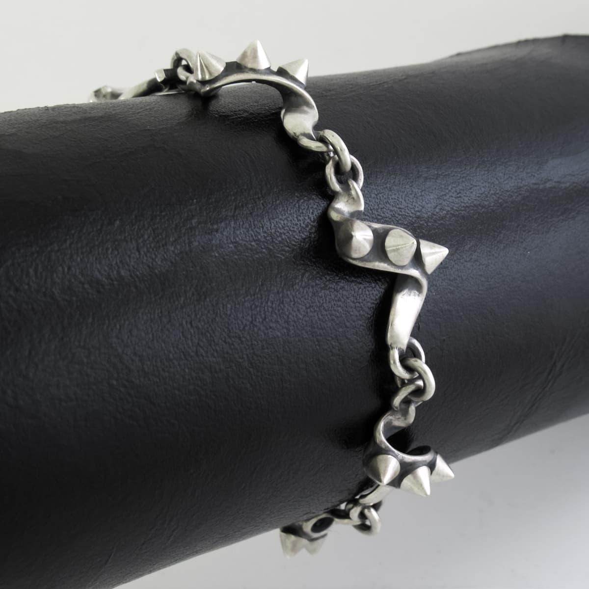 ラットレース - スタッズオンリボンブレスレット ヘイト – RAT RACE