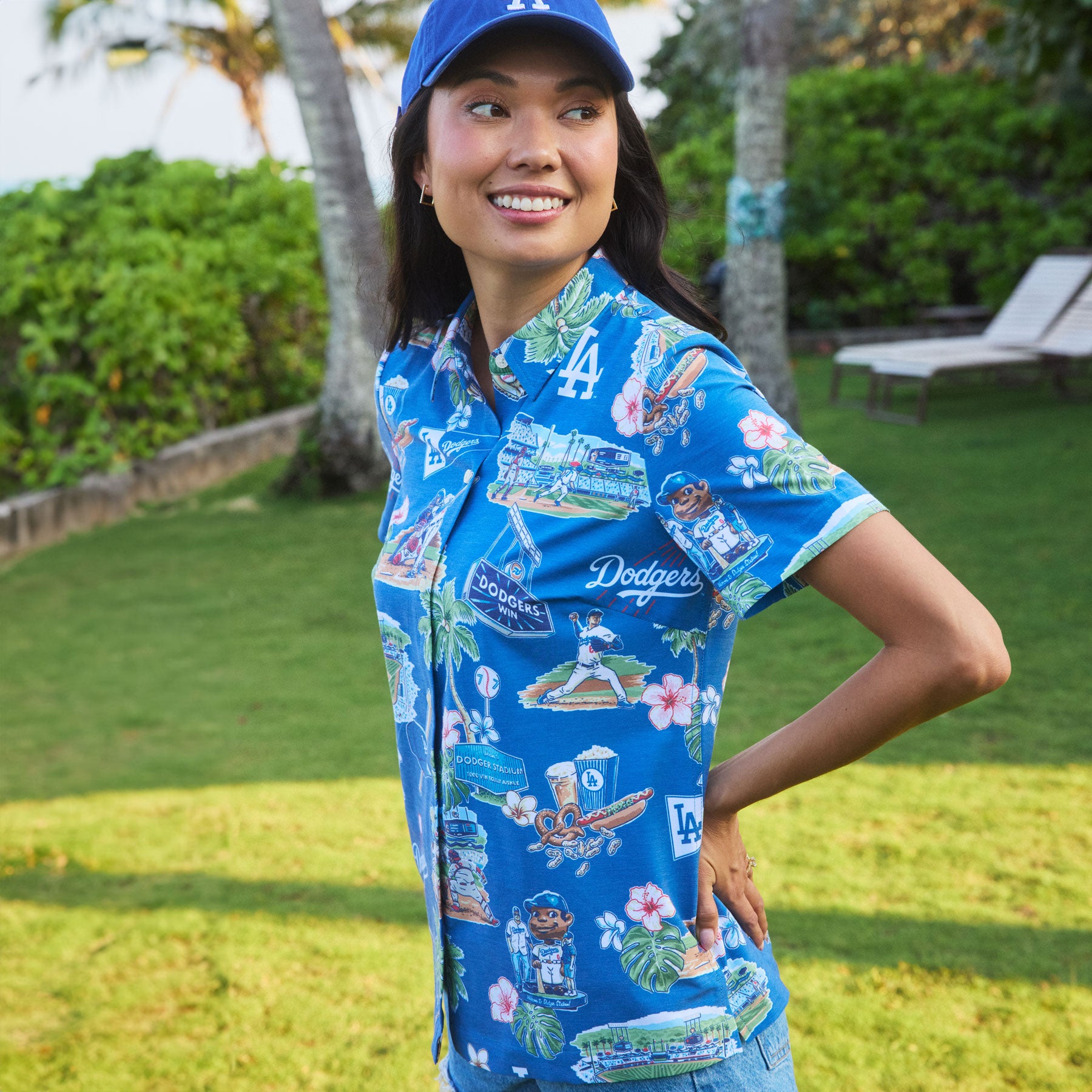 MLB® WOMEN'S LOS ANGELES DODGERS SCENIC PERFORMANCE ALOHA SHIRT