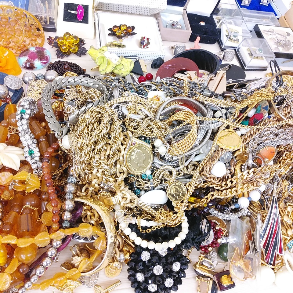 八潮市【メッキ イミテーションアクセサリー 買取】出張買取