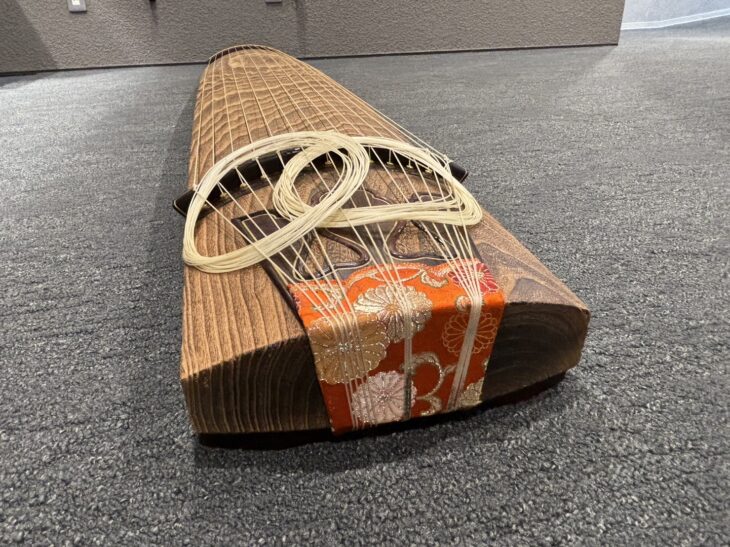 琴 綾杉彫り 十三弦 ｜骨董品買取 緑和堂