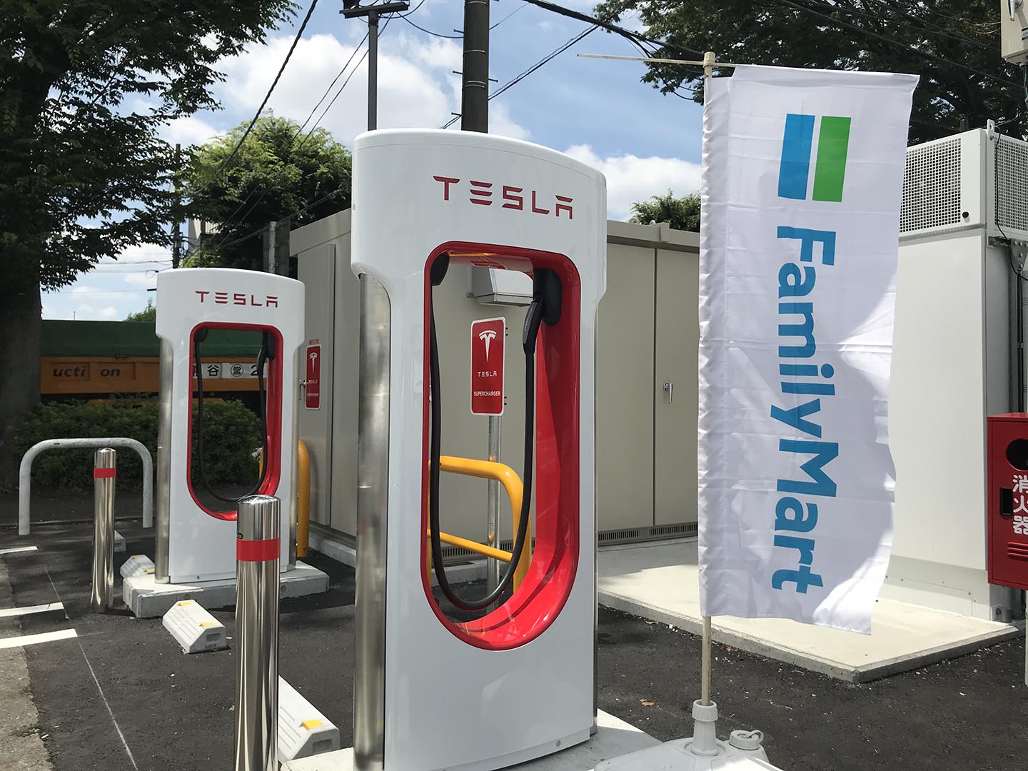 ファミマ、神奈川コンビニ初のテスラスーパーチャージャー 秦野中井