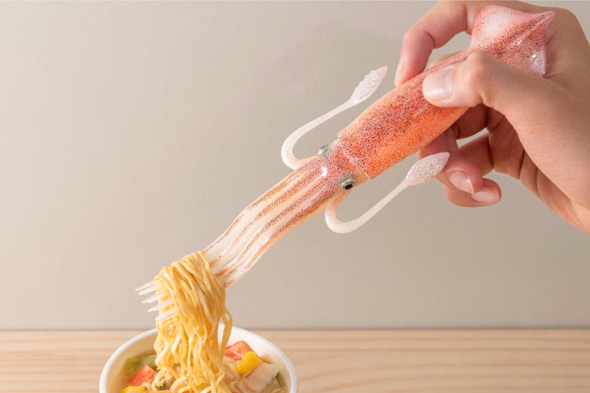 イカで食べてる!? カップヌードル「イカフォーク」誕生 - Impress Watch