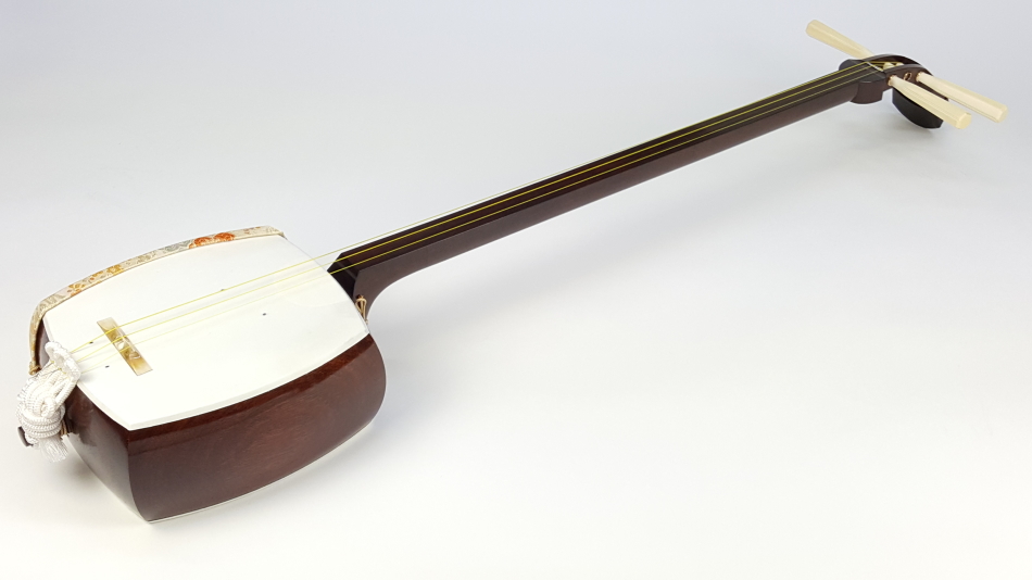 高級綾杉胴 中棹地唄三味線 2本溝 天然皮 正寸 木製ケース付き 高級綾