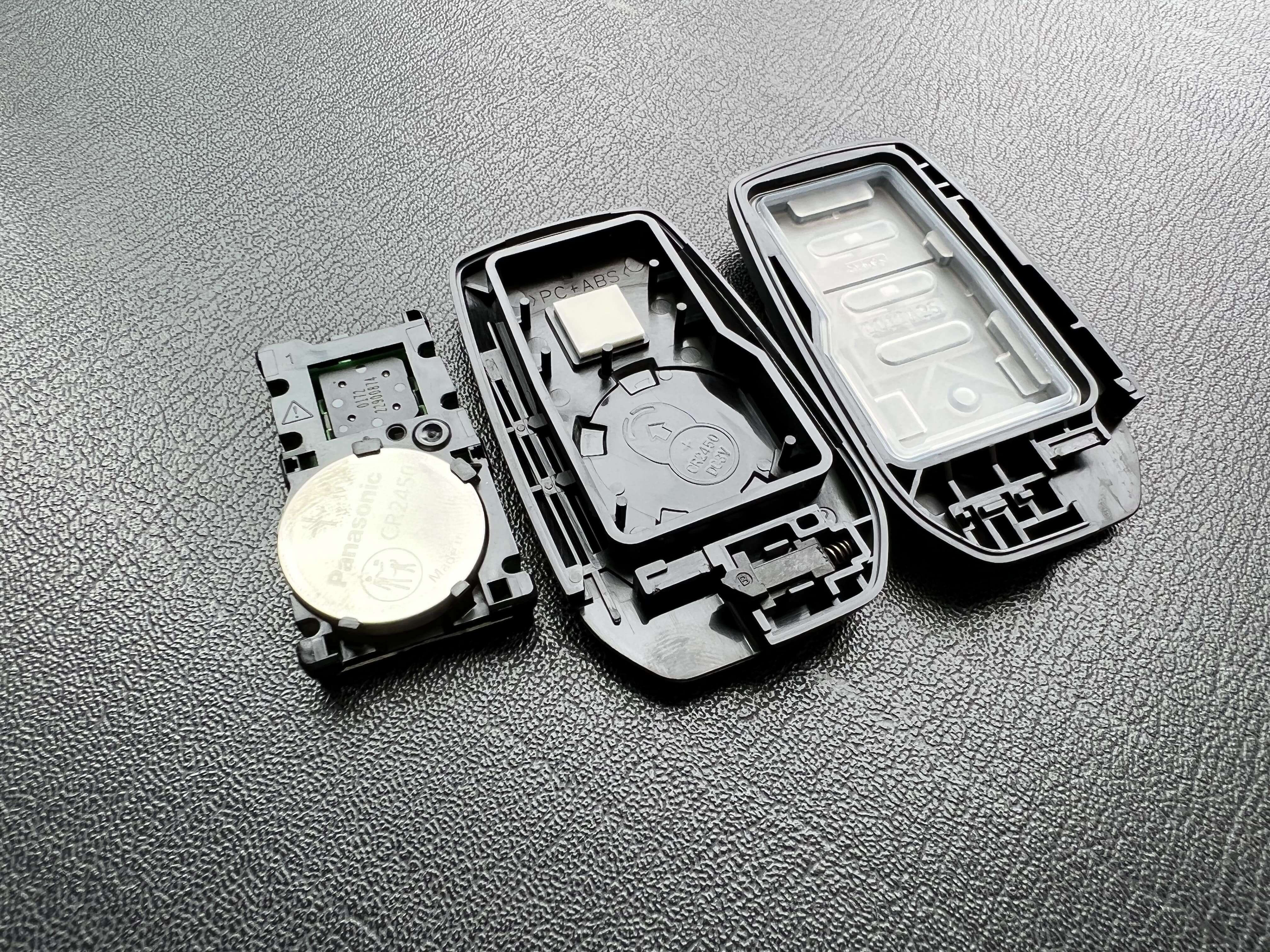 車のスマートキーとは？ワイヤレスキーとの違いやスマートキーが反応