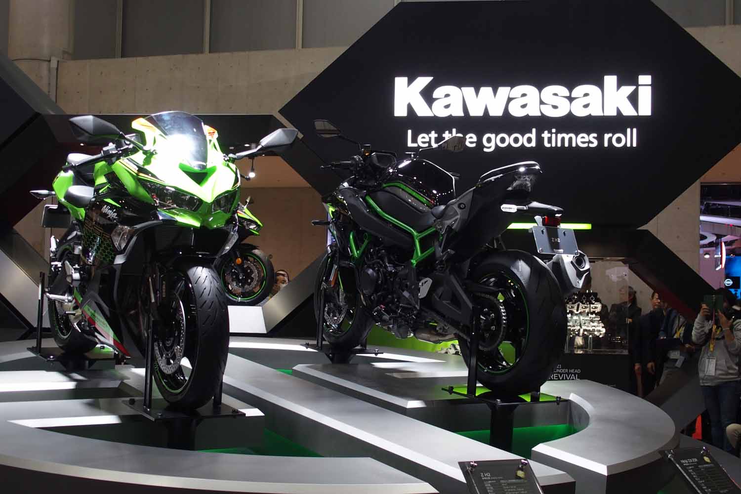 カワサキが3モデルを同時に世界初披露 「W800」「Z H2」「ニンジャZX