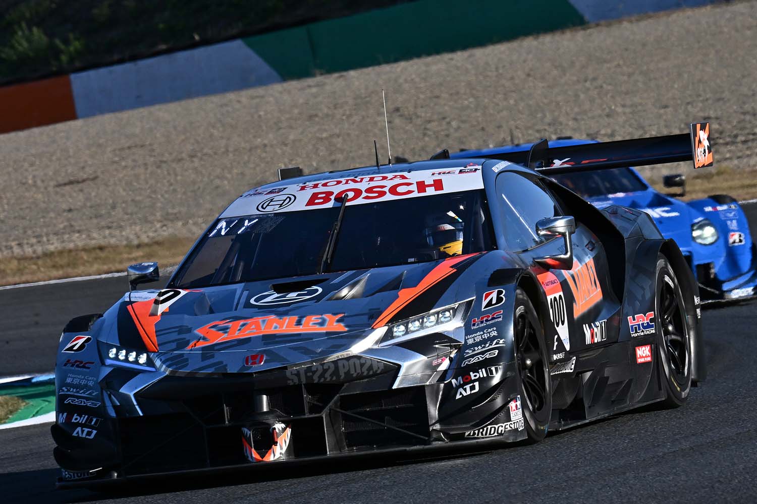SUPER GT最終戦でNo.100 STANLEY NSX-GTがポール・トゥ・ウィン 王座は
