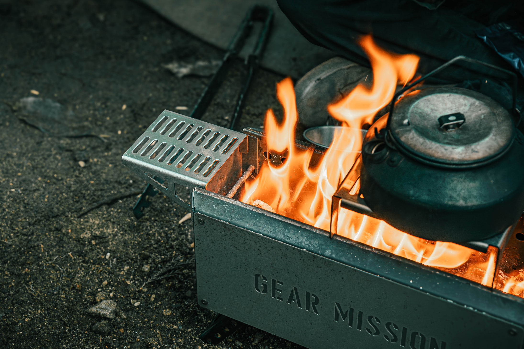 GEAR MISSION 2次燃焼焚き火台 オリーブ 専用ケース、五徳付き GEAR