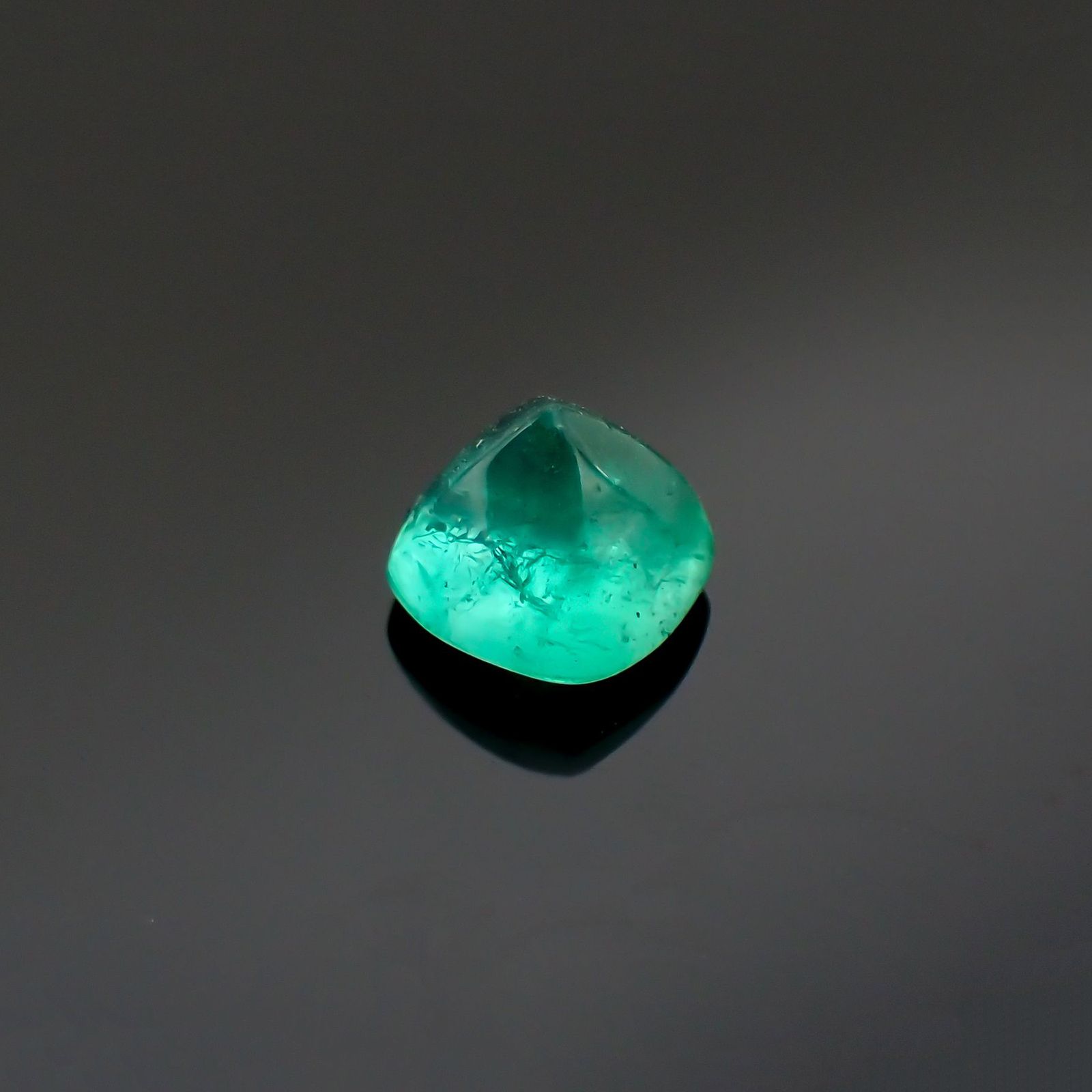 ◇シュガーローフカット◇エメラルド(宝石名エメラルド)コロンビア産