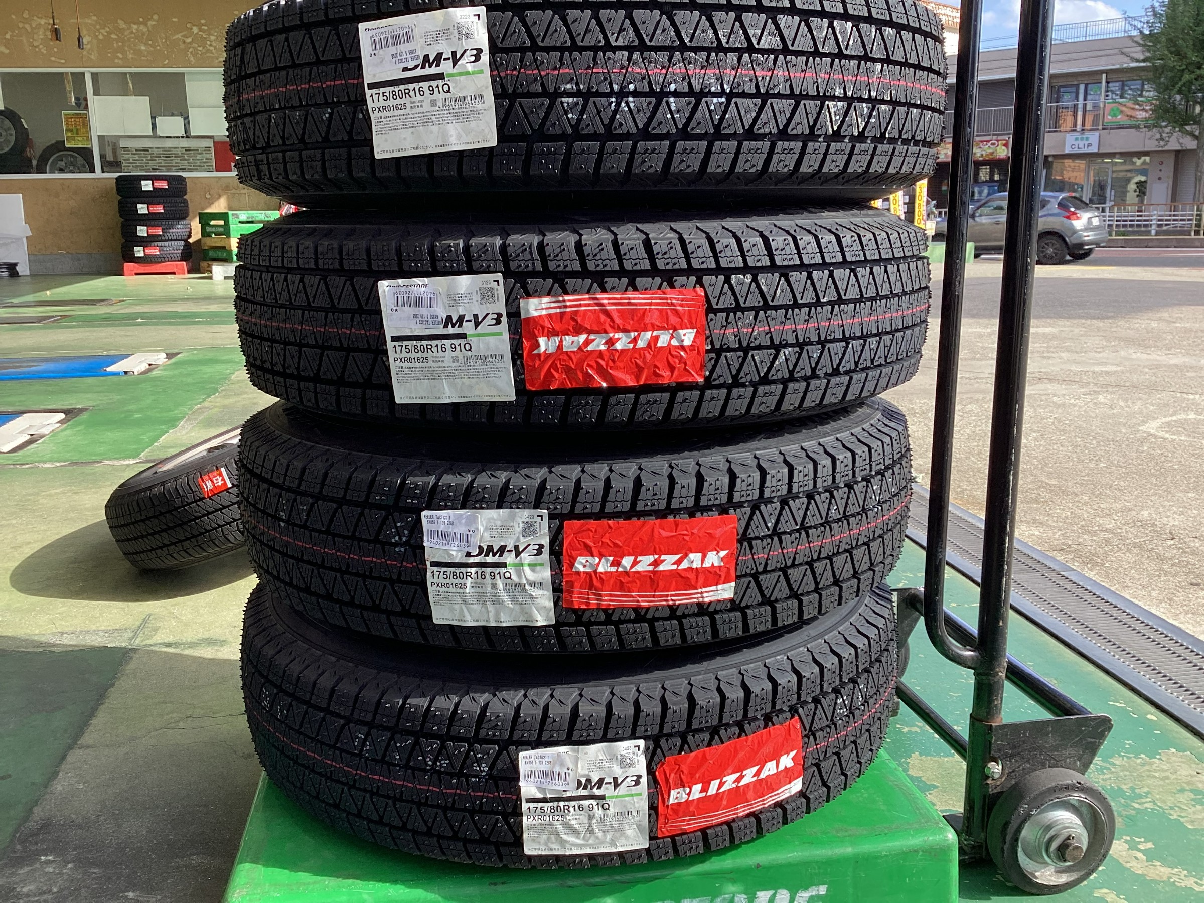 スズキ ジムニー スタッドレスタイヤホイールセット取付作業 | 店舗お