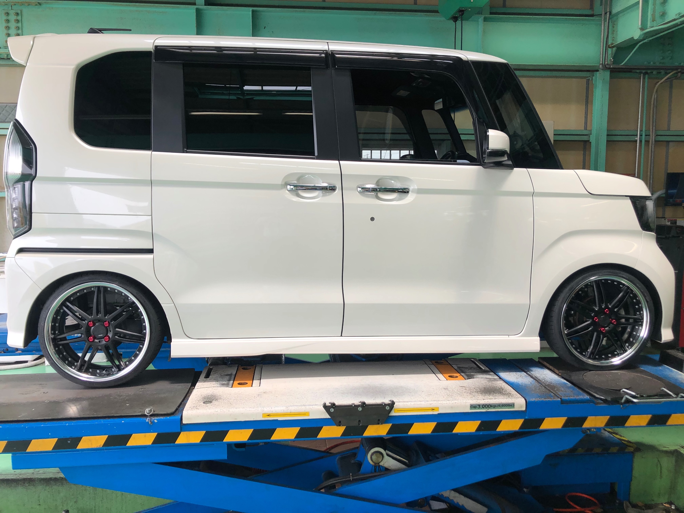 N-BOXカスタムにWORKリザルタードスポークⅡ17インチ取り付け