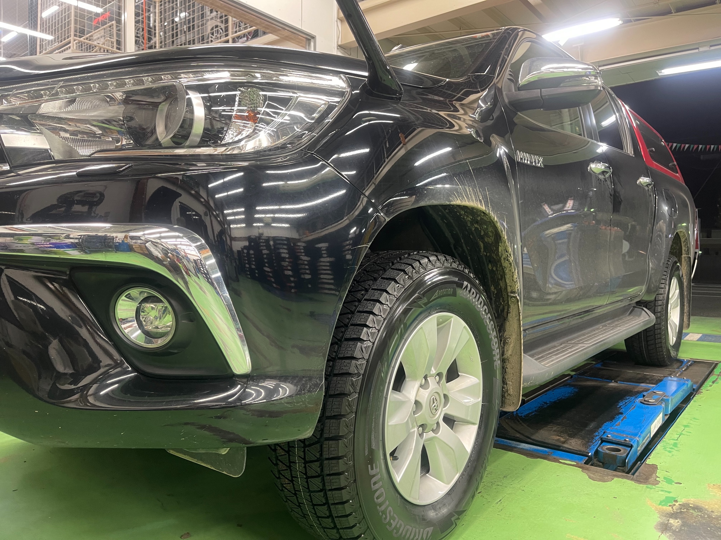 トヨタ GUN125 ハイラックス】スタッドレスタイヤ取付 265/65R17