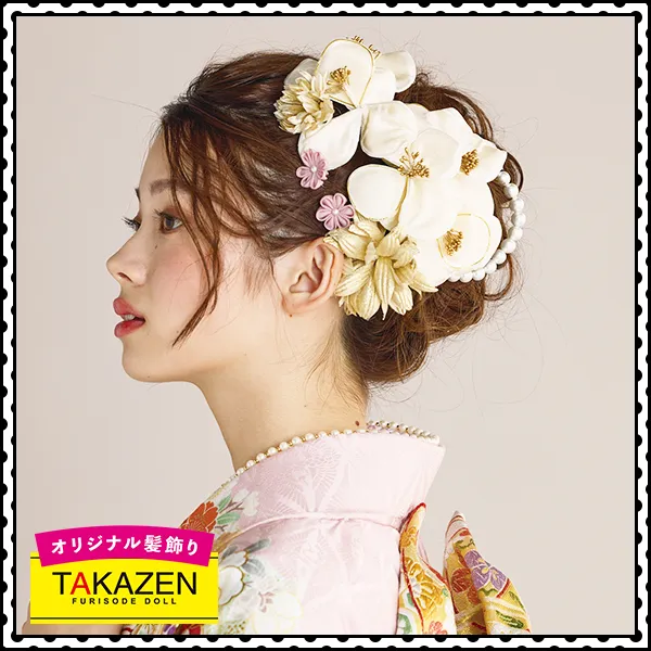 きれいめアップスタイル×クリームの上品な髪飾り♡白/ゴールド｜成人式