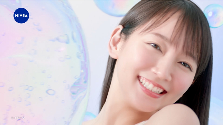 吉岡里帆、新CMで“みずみずしくうるおう美肌”を存分に披露！＜『ニベア