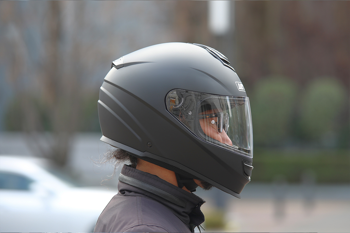 シンプルながら今時の装備がおごられたフルフェイス、DN-003NM