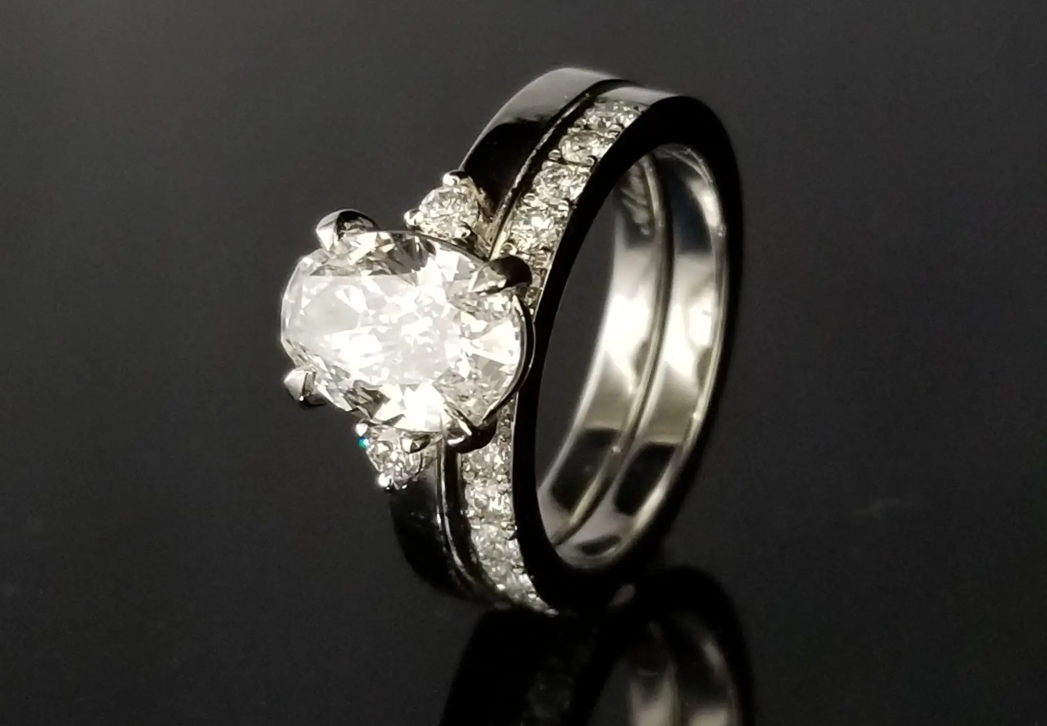 オーバルのダイヤモンドで華やかなご婚約指輪を | 結婚・婚約指輪の