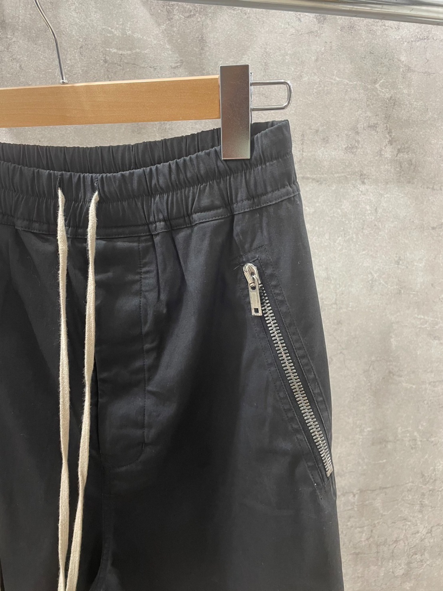 RICK OWENS／リックオウエンス】よりクロップドドローストリングパンツ