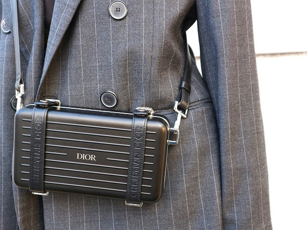 DIOR AND RIMOWA／ディオールアンドリモワ】からパーソナルクラッチ