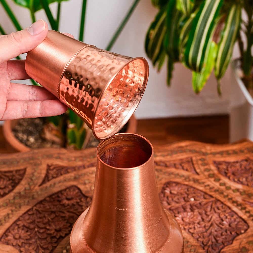 アーユルヴェーダ 高級銅製コップ付き水差し 槌目仕上げが美しい