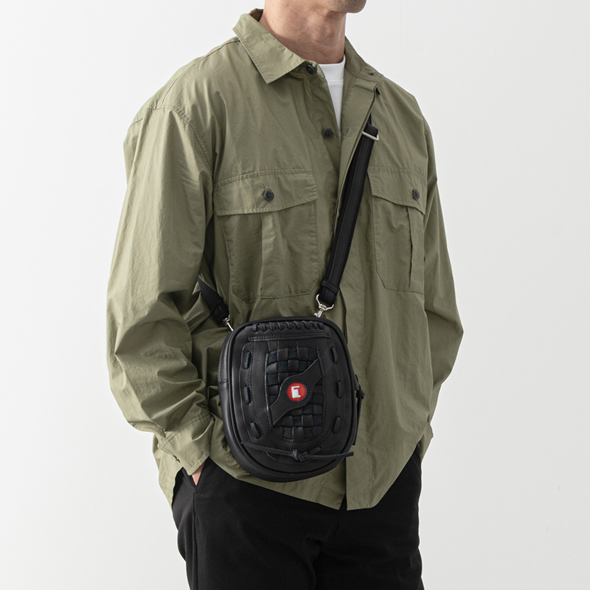 コンパクトなサイズ感のグローブミニショルダーバッグ – 革・レザー