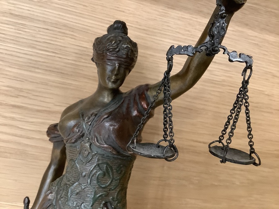 裁判のシンボル、正義の女神のブロンズ像【福岡春日店】｜2021年03月06