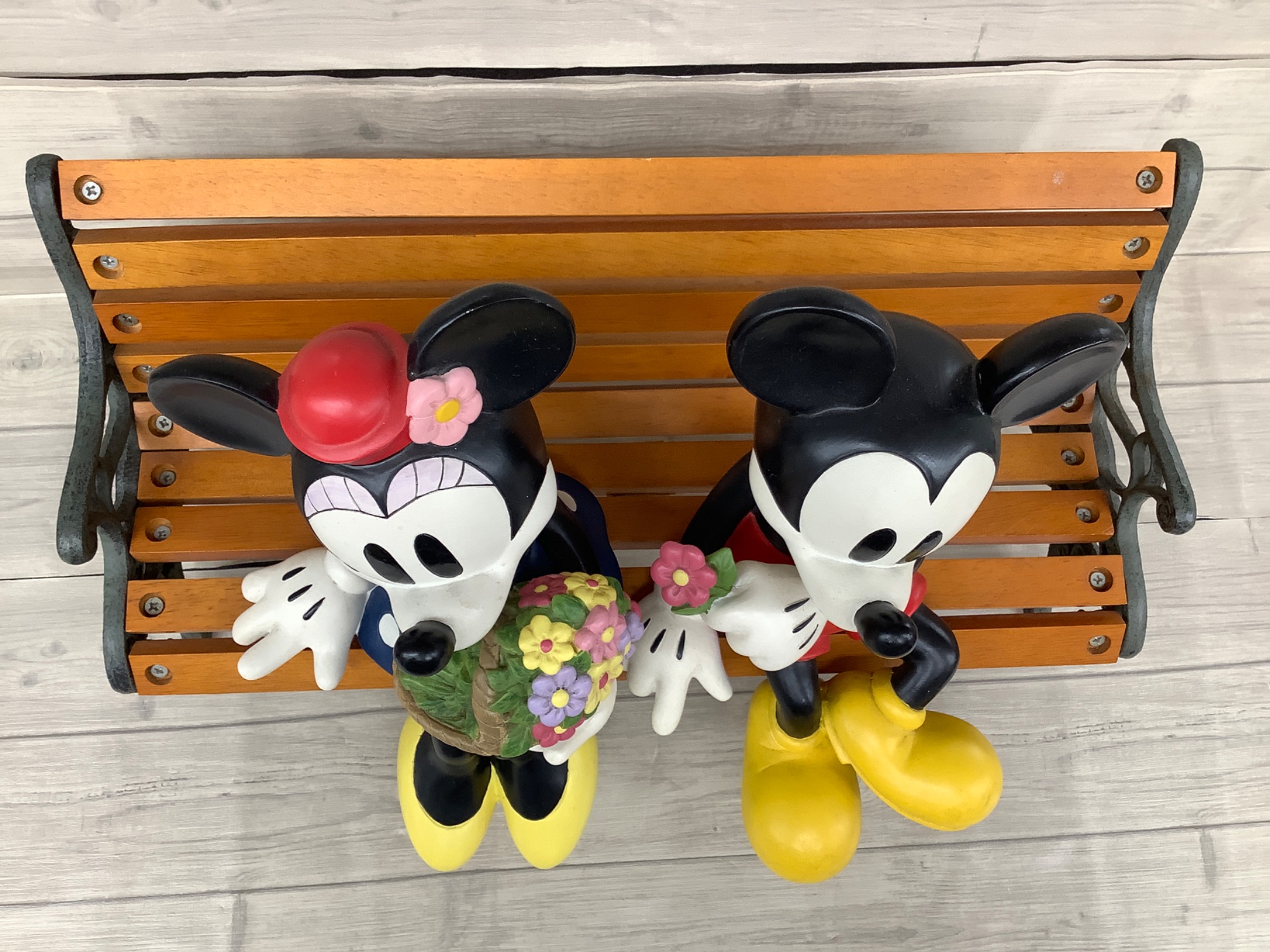 Disney（ディズニー）のベンチプランター ミッキー＆ミニーが入荷しま