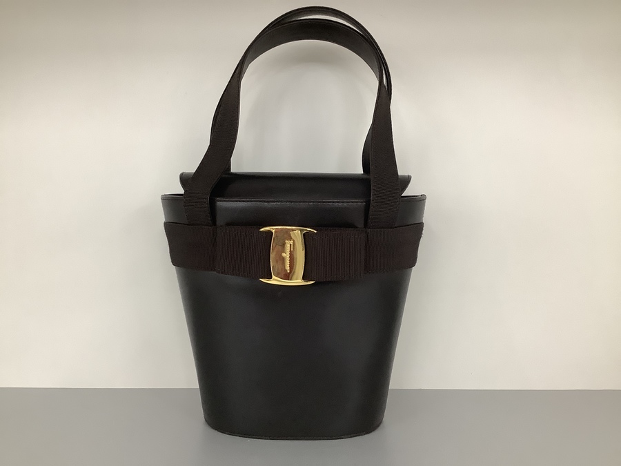 Salvatore Ferragamo (サルヴァトレーレフェラガモ)バケツ型