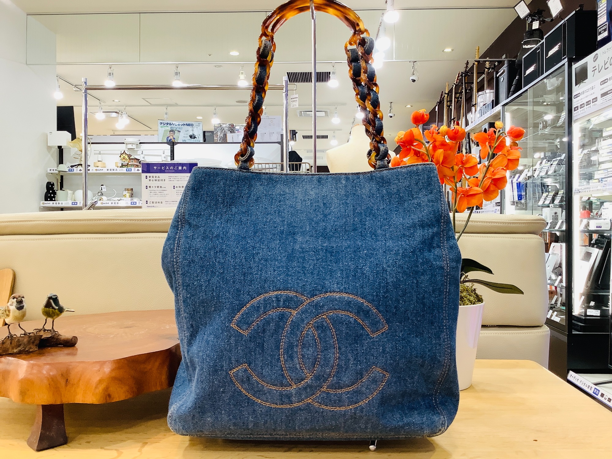 CHANEL（シャネル） のデニムトートバッグ デカココ が入荷致しました