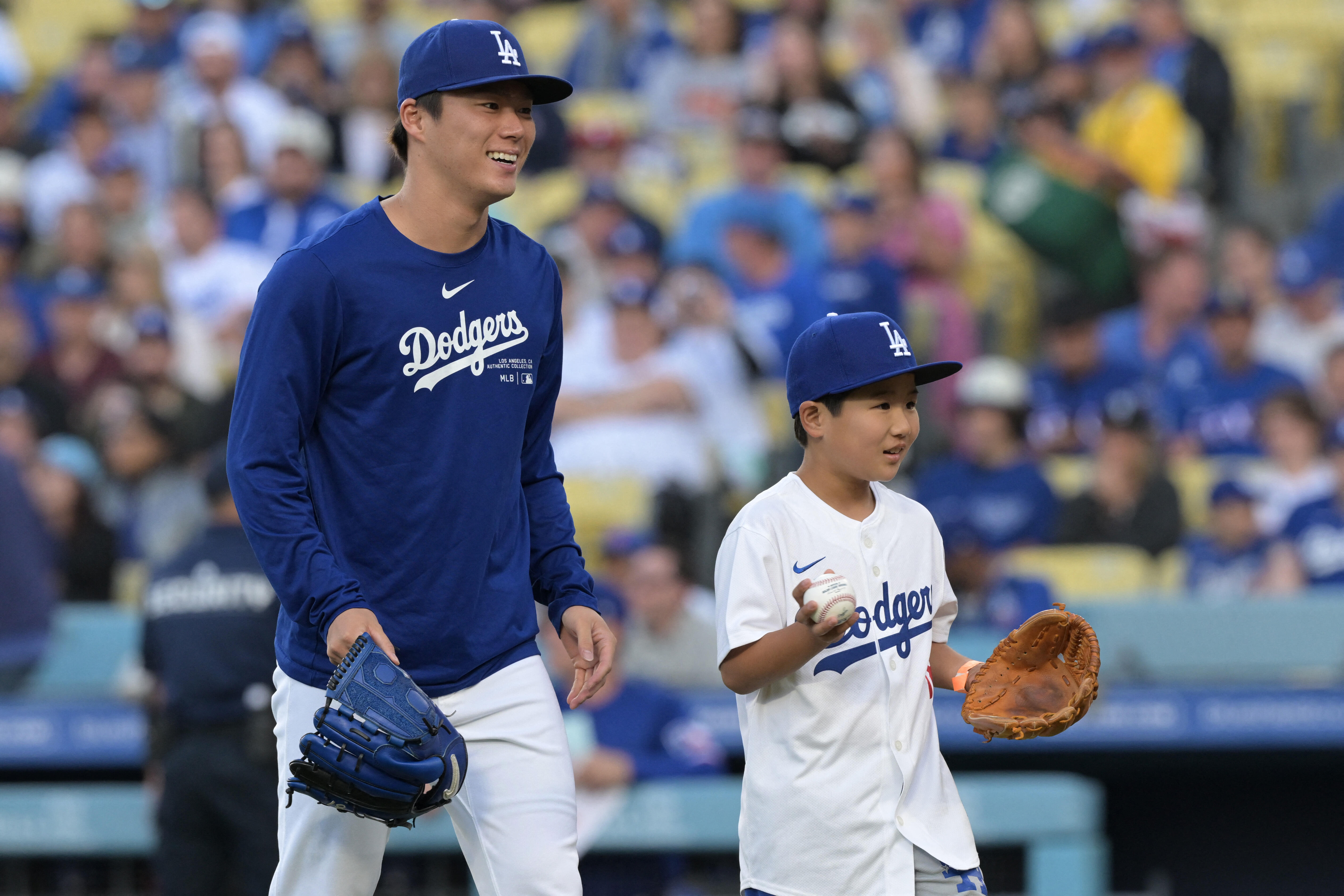 山本由伸 捕手役として9歳少年と始球式！自身初のボブルヘッドデーで