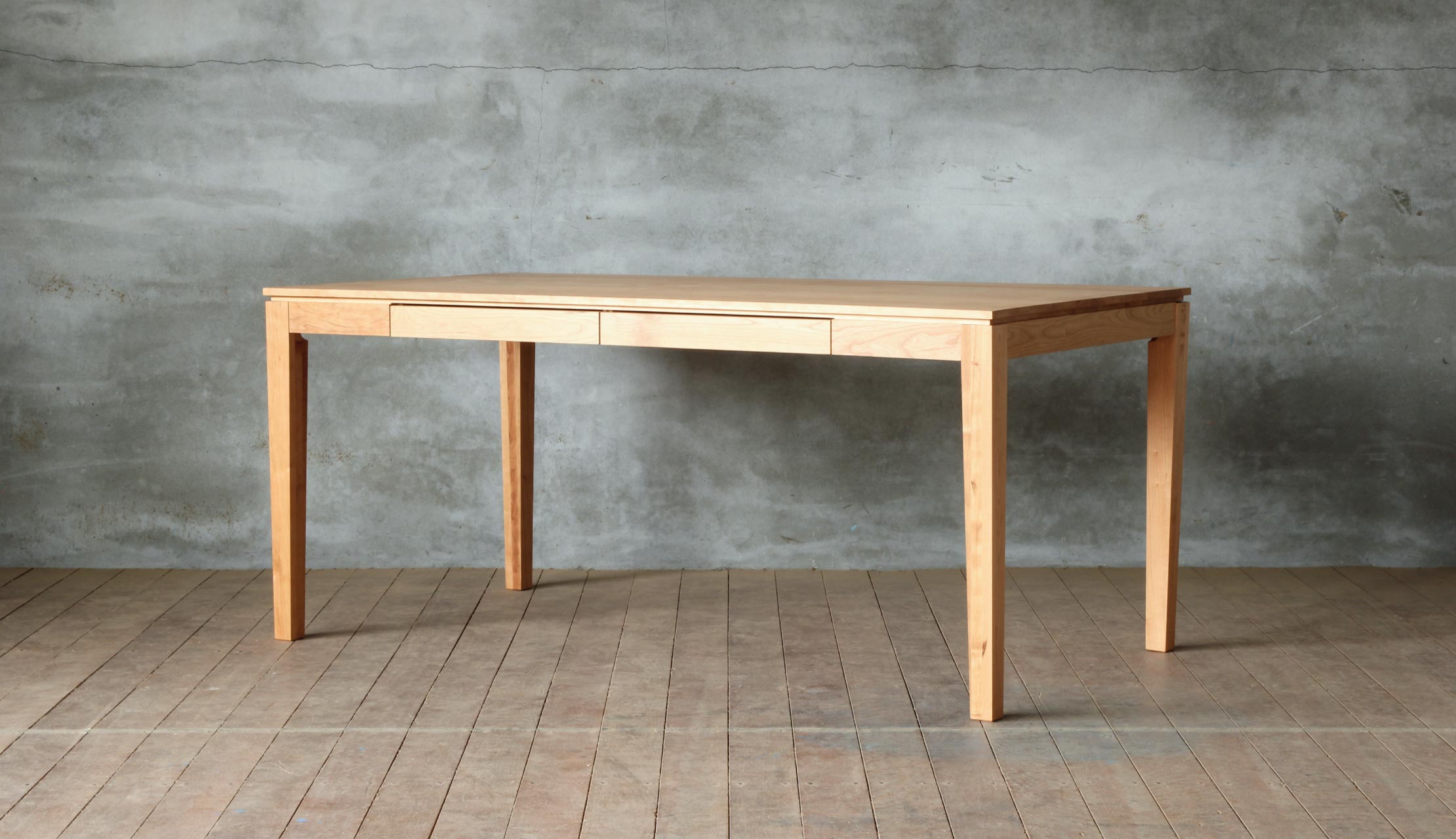 贅沢な造りの引き出し付き天然木無垢テーブル｜SOLID横浜