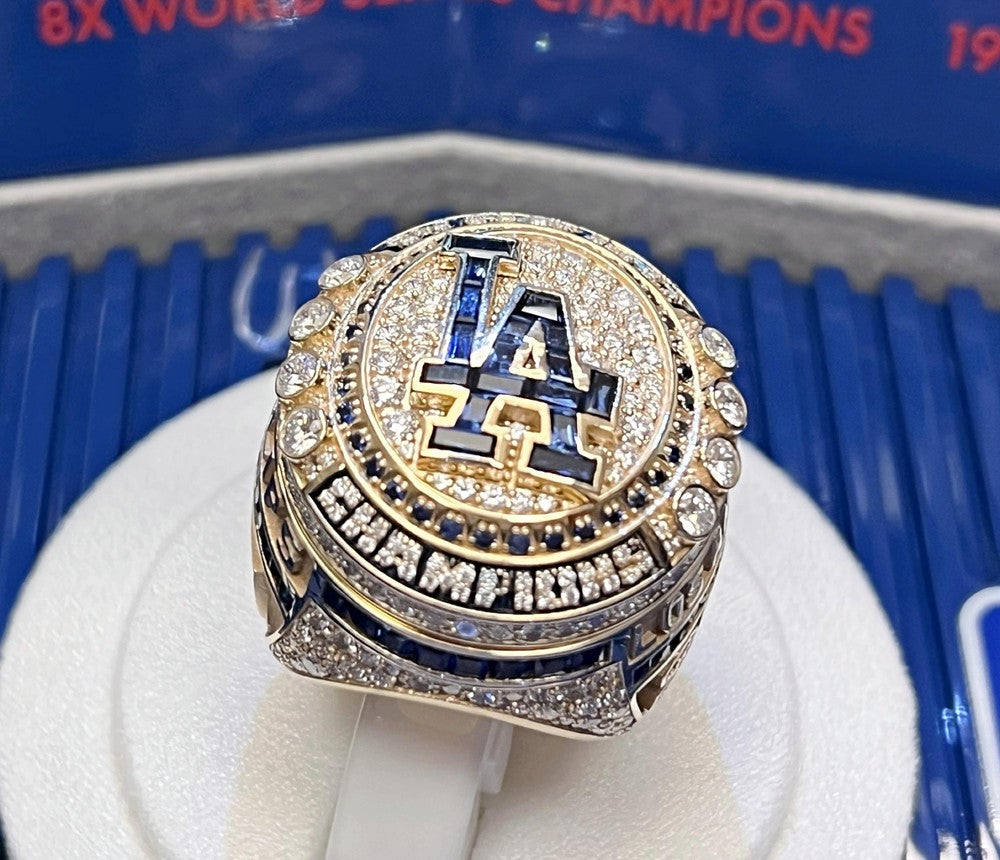 大谷翔平らドジャースにチャンピオンリング贈呈…「LA」の文字の周り